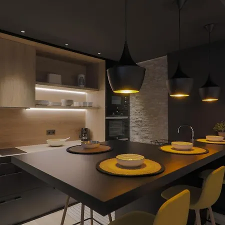 C72 - Glamorous Loft Center Apartment